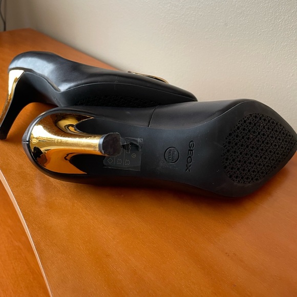 Geox black leather shoes golden heels and brooch size 37 - Picture 3 of 6